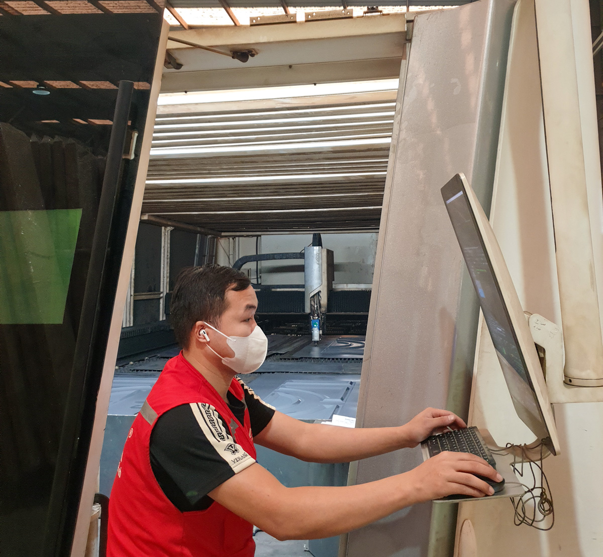 Cắt CNC và tạo hình khung cửa