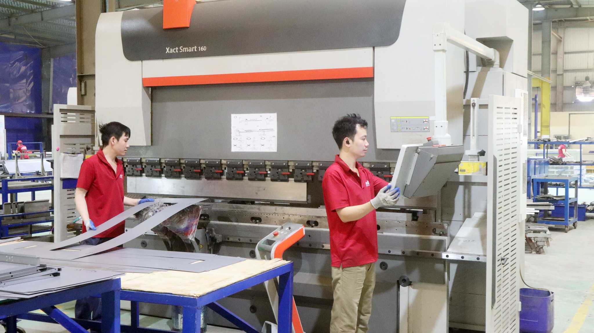 Con người và công nghệ – Nền tảng tạo nên chất lượng Alux