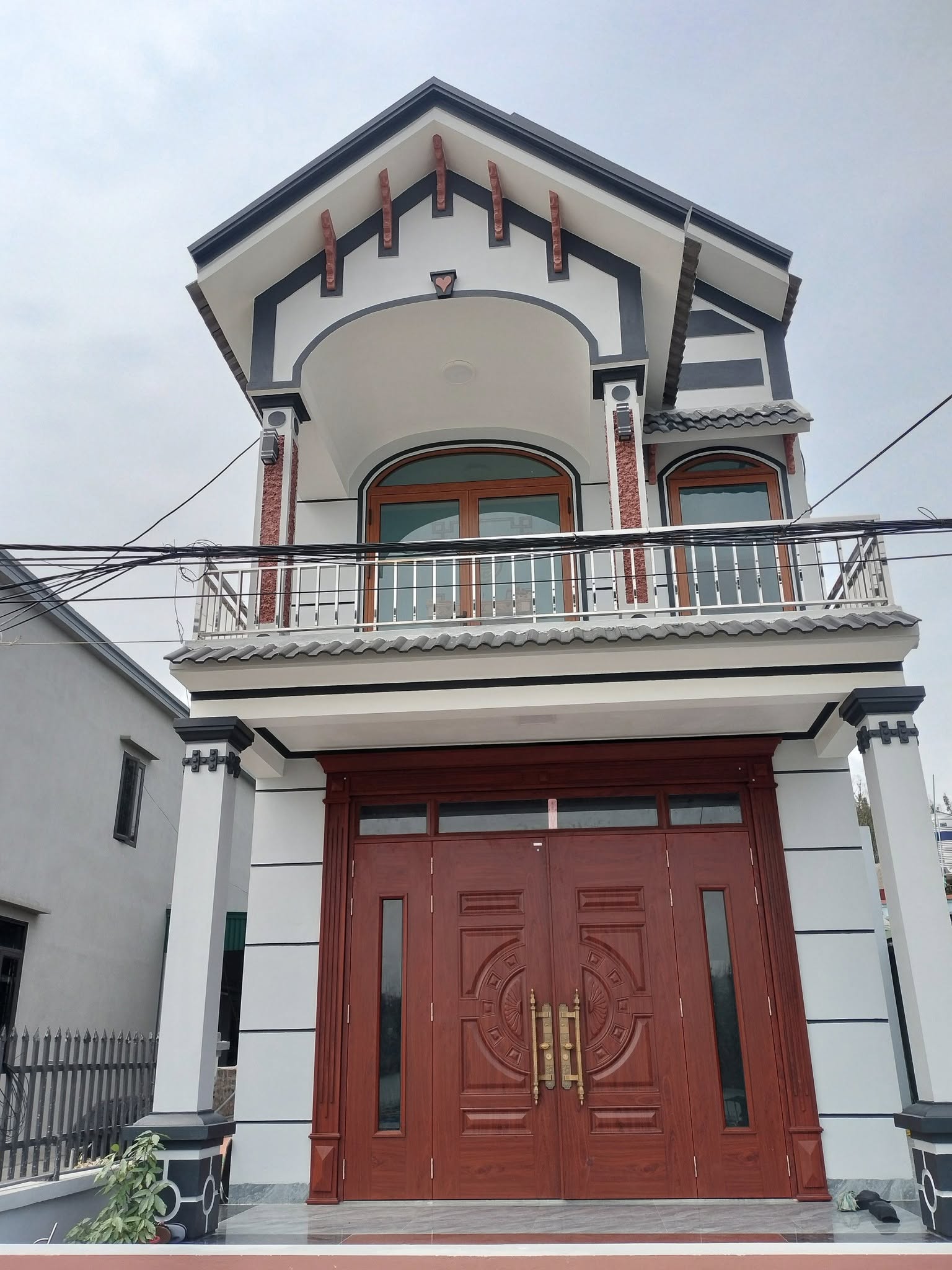 Nên chọn cửa thép vân gỗ hay cửa gỗ tự nhiên?